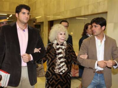 La Duquesa de Alba, del brazo de Fran y Julián Contreras desmiente que se haya casado 