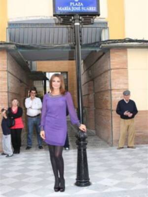 María José Suárez homenajeada por su pueblo natal acompañada de toda su familia