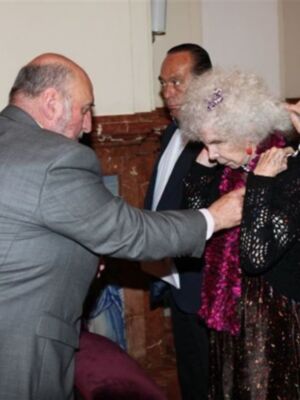 Curro Romero, primera salida pública tras salir del hospital para hacerse hermano del cachorro junto a Carmen Tello y Cayetana de Alba