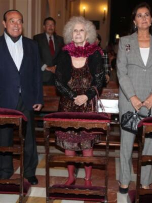 Curro Romero, primera salida pública tras salir del hospital para hacerse hermano del cachorro junto a Carmen Tello y Cayetana de Alba