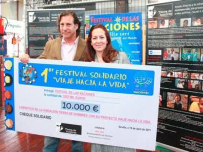 El festival solidario entrega a la ONG tierra de hombres un talón con un importe de 10.000 euros