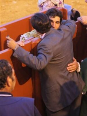 El abrazo de Fran Rivera y Cayetano en la maestranza