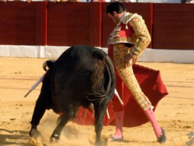 Los tres toreros a hombros en la segunda de Osuna