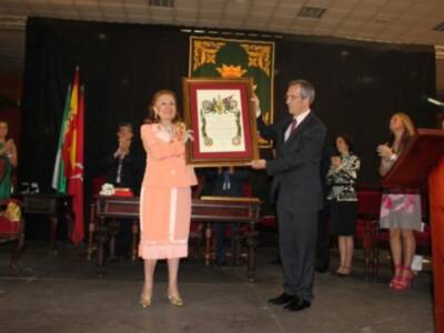 Emotiva ceremonia de entrega de los Títulos de Hijos Predilectos de Lora del Río a Gracia Montes y Rogelio Reyes