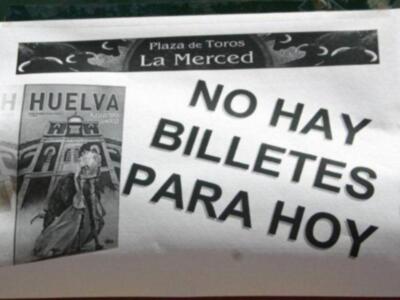 Susto y voltereta de José Tomás que sufrió una cogida en Huelva sin consecuencias