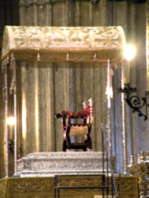 Sevilla se rinde a sus pies. (Reina de los Reyes)