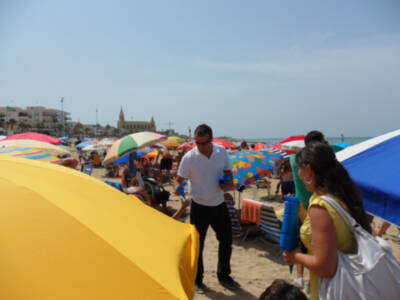 El delegado de Playas reparte ceniceros ecológicos en la Playa de Regla para concienciar a los usuarios 