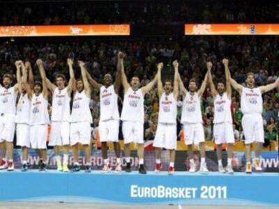 El príncipe Felipe felicita a la selección española de baloncesto en el vestuario tras quedar campeones de Europa por segunda vez consecutiva