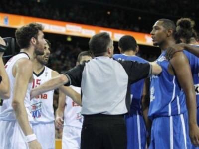 El príncipe Felipe felicita a la selección española de baloncesto en el vestuario tras quedar campeones de Europa por segunda vez consecutiva