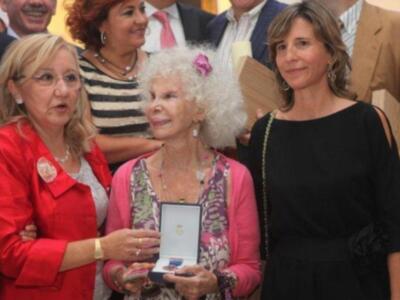 La Duquesa de Alba adelanta su llegada a Sevilla para recoger la medalla de bronce a nuevo futuro