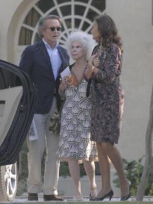 El emotivo reencuentro de los duques de Alba y su madrina Carmen Tello tras la boda