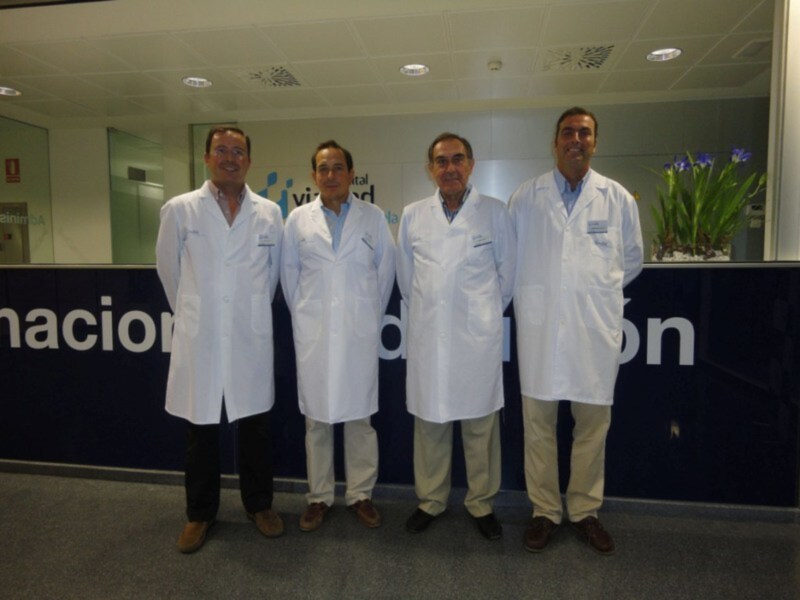 Equipo médico en un hospital, vestidos con bata blanca.