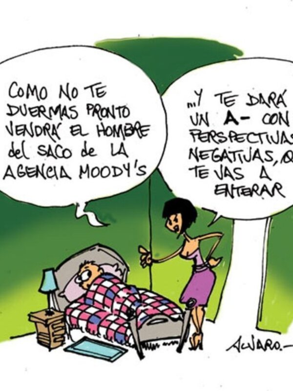 Una mujer discute con un hombre acostado en la cama sobre su calificación en Moody's.