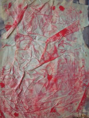 Una imagen abstracta con un patrón rojo y blanco en un fondo de papel arrugado y desgastado.