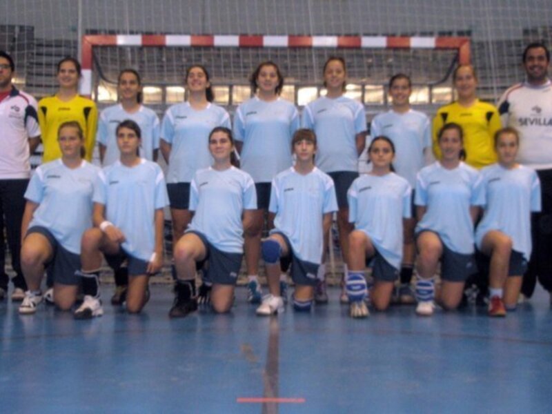 Equipo de fútbol sala femenino posando en el campo.