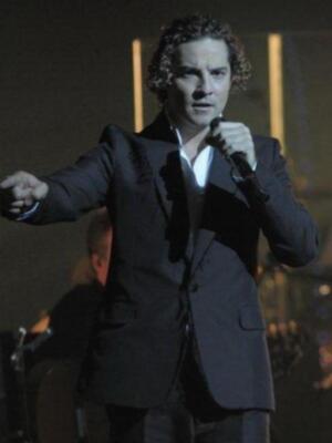 David Bisbal se refugia en el trabajo y en buenas amigas tras su enfrentamiento con Elena Tablada