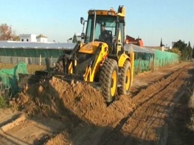La delegación de Agricultura repara los caminos rurales del término municipal(Chipiona)
