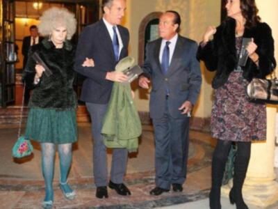 Cristina Fernández de Kirchner, Néstor Kirchner y otros invitados en una recepción oficial.
