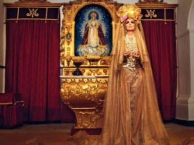 Paz Vega desata la polémica con su foto desnuda junto a una Virgen de Sevilla 