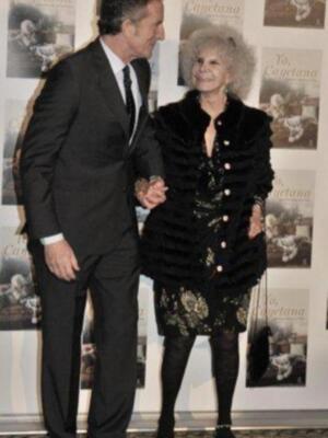 La duquesa de Alba presenta por fin sus memorias con su marido y tres de sus hijos