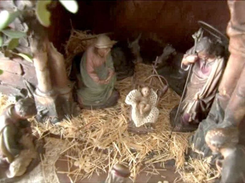 Representación de la Natividad con figuras de la Sagrada Familia y pastores en un belén