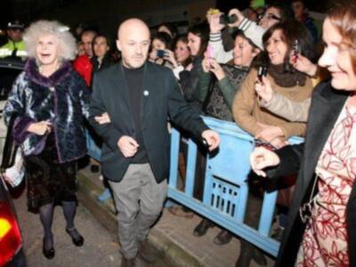 La duquesa de alba recibida en Cáceres como una auténtica estrella