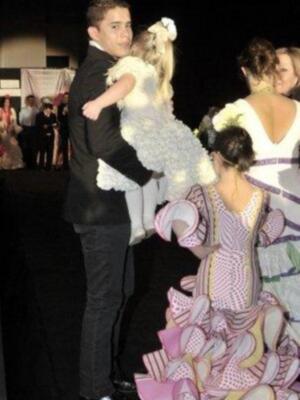 Gloria Camila cumple 16 años sobre la pasarela ante la orgullosa mirada de su padre y su hermano que regreso de Irlanda