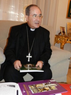 Presentado al arzobispo de Sevilla el nuevo trabajo de viñetas cofrades 