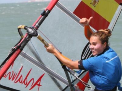 Blanca Manchón mantiene intactas sus opciones de podio en la bahía de Cádiz