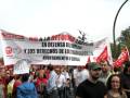 Manifestación en defensa de los derechos laborales en Sevilla, con pancartas que reivindican cambios en la reforma laboral y la protección de los trabajadores.