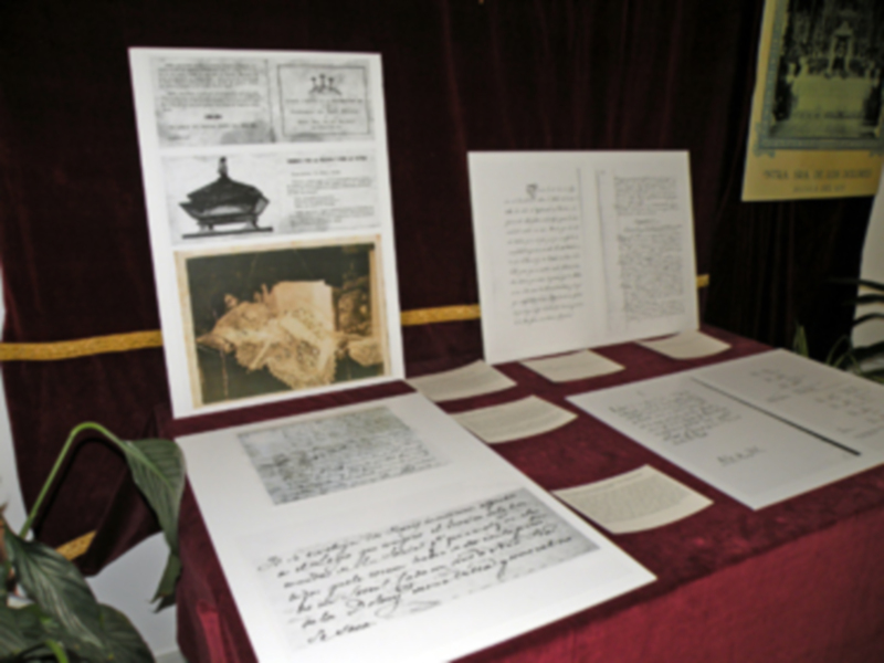 Exposición de documentos históricos y manuscritos en un contexto museístico.