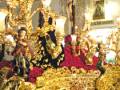 Imagen de una procesión religiosa con altares dorados y figuras ornamentadas, probablemente durante la Semana Santa en Andalucía.
