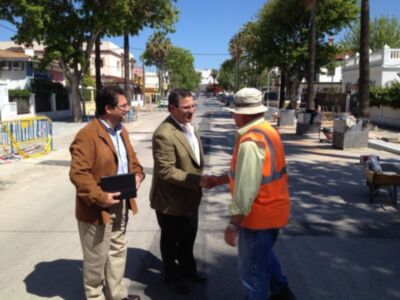 El Vicepresidente de la Diputación de Cádiz, Bernardo Villar, visita las obras de las avenidas de Sevilla y el Faro(Chipiona)