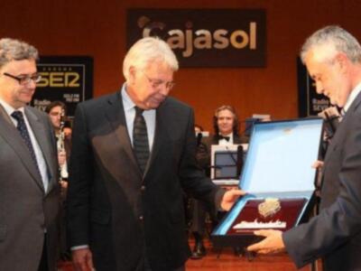  María González acompaña a su padre Felipe González homenajeado en Sevilla al cumplirse el XX aniversario de la inauguración de la expo 92 