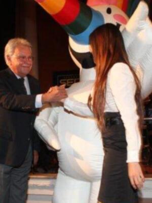 María González acompaña a su padre Felipe González homenajeado en Sevilla al cumplirse el XX aniversario de la inauguración de la expo 92