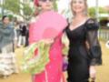 Dos mujeres vestidas con trajes típicos de la Feria de Abril en Sevilla, España.