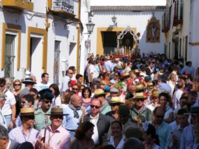 El martes 22, Salida de las Carretas de Gines hacia El Rocío, Fiesta de Interés Turístico de Andalucía
