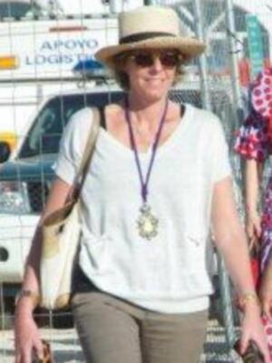 Simoneta Gómez Acebo, descalza haciendo el camino del rocío por las arenas