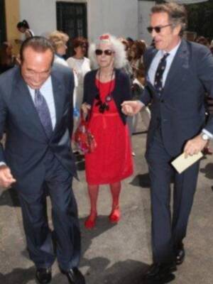 Felipe González reúne a las tres mujeres de su vida en Sevilla, su pareja Mar, su hija María y su nieta Elena