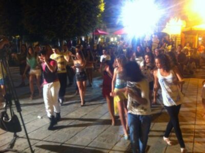 Gran participación de jóvenes en el taller de bailes latinos del programa Chipiona ante las drogas 