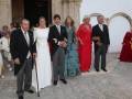 Una boda en una iglesia con invitados vestidos formalmente.