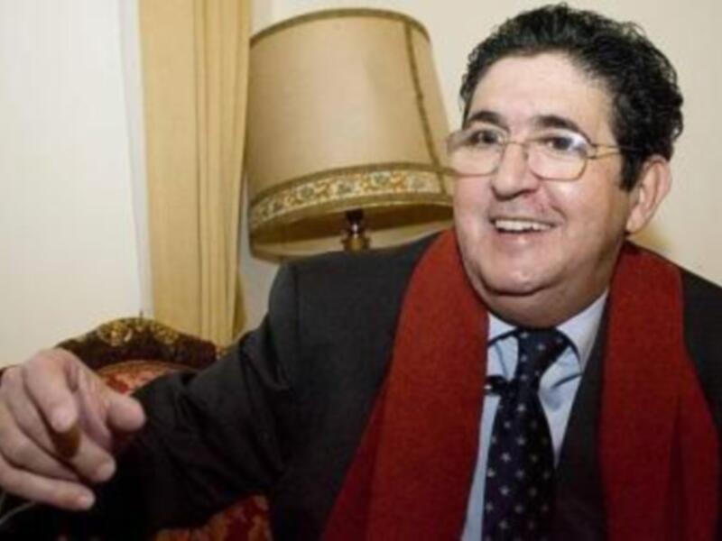 Eduardo Sánchez, un político y empresario chileno, sonriendo y apuntando hacia el futuro. Su expresión refleja confianza y optimismo en su trabajo político.