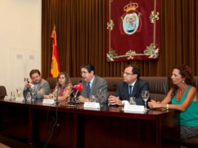 El Colegio de Abogados de Sevilla, junto a otros colegios profesionales, donarán 9.000 euros al mes a Cáritas