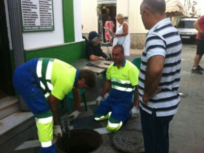 Playas y Aqualia continúan trabajando en la solución a la avería de agua que vierte en la Cruz del Mar(Chipiona)