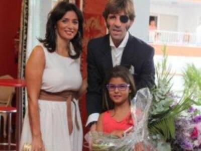 Juan José Padilla con su mujer y su hija Paloma presentó su biografía en Chipiona