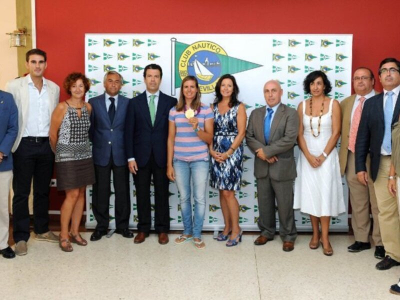 Grupo de personas posando en el Club Náutico de Sevilla.