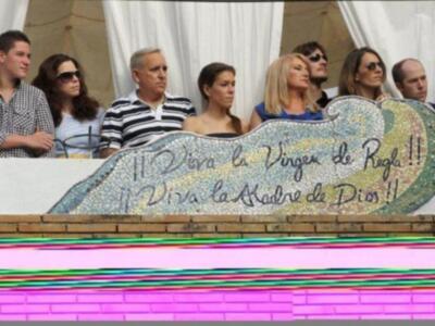 Gloria Mohedano con su familia, los únicos que presenciaron el paso de la virgen de regla en la casa de Rocío Jurado