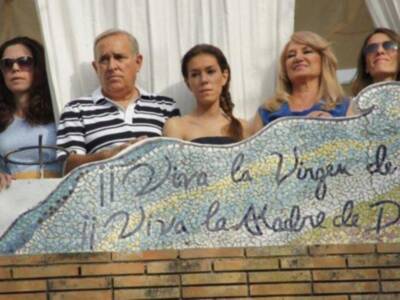 Gloria Mohedano con su familia, los únicos que presenciaron el paso de la virgen de regla  en la casa de Rocío Jurado