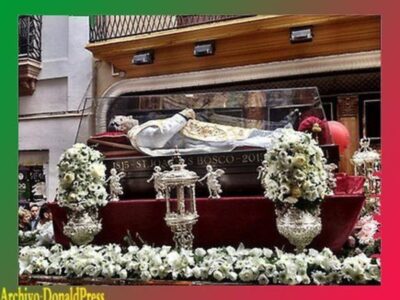 Don Bosco convocó a su alrededor a miles de personas en Sevilla, como la Gran Familia Salesiana que, somos en torno a nuestro Padre y Maestro San Juan Bosco.