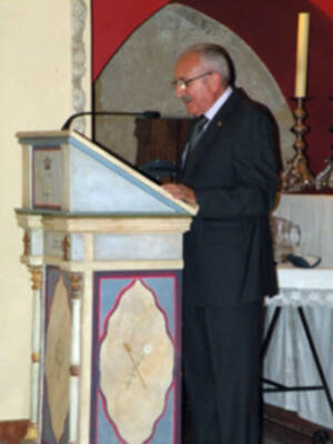 Provincia.El Profesor e Historiador D. Manuel Morales Morales, pronuncio una disertación, sobre el canto de la Sentencia de Pilatos en la Hermandad de Jesús Nazareno de Alcalá del Río.